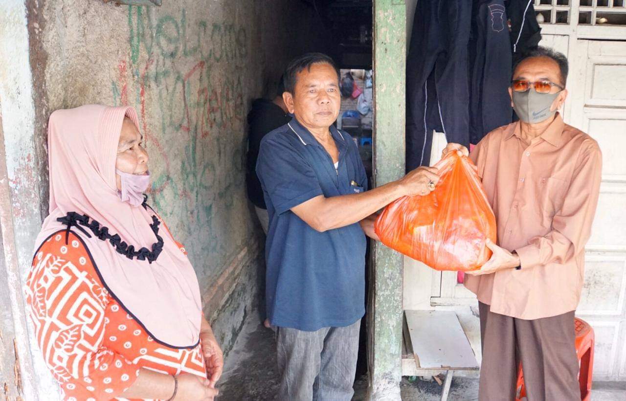 H. Nofrijal Deputi ADPIN BKKBN, saat serahkan bantuan pada warga kawasan kumuh di Kelurahan Margahayu, Kecamatan Bekasi Timur. (Dok. Istimewa)